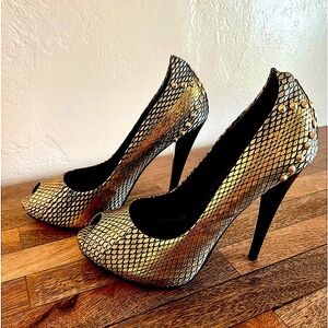 Donald J Pliner - Women’s Size 7 - LaToya - Grey/Gold Metallic Snake - 5” heel